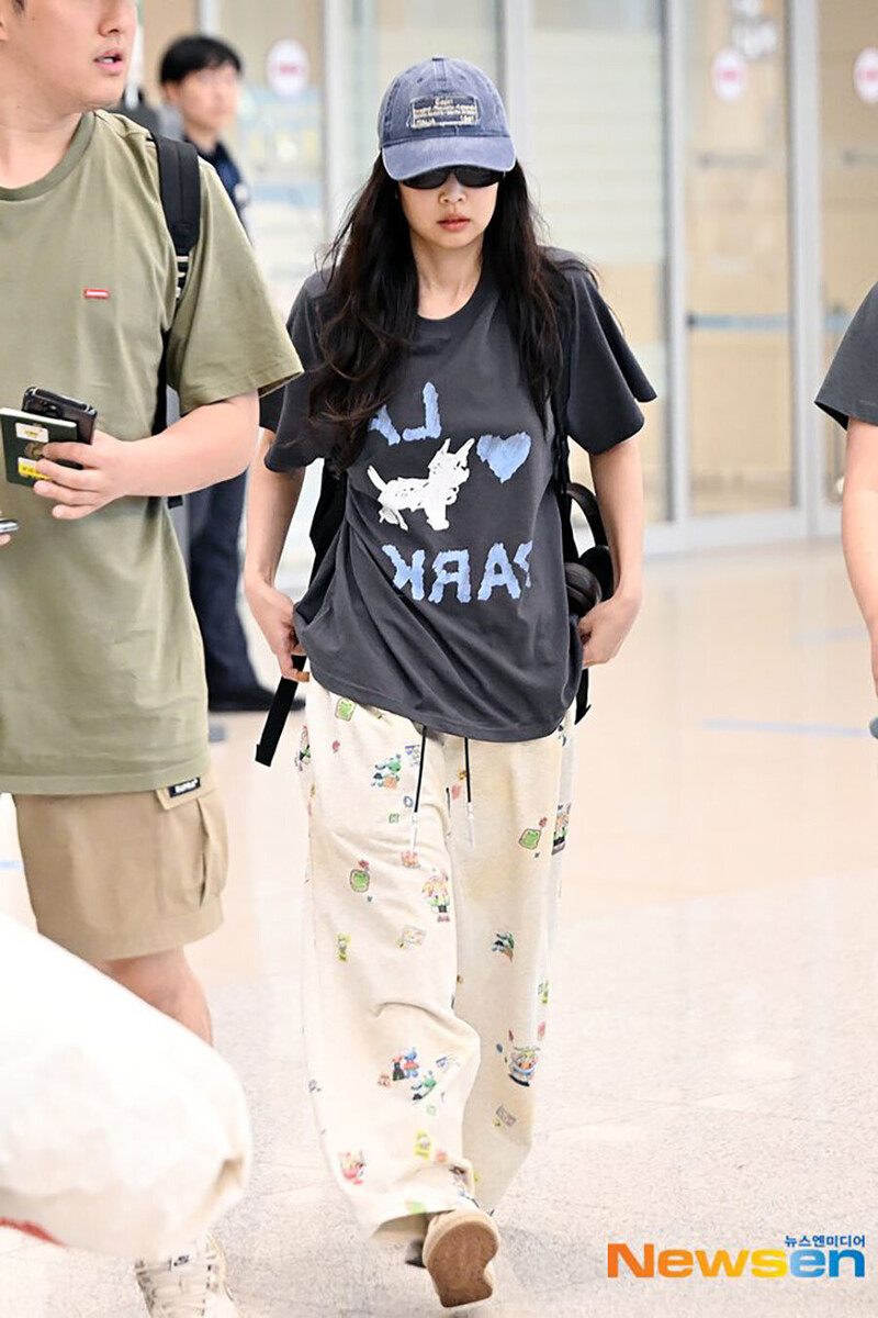 240616 Jennie at Incheon International Airport documents 6