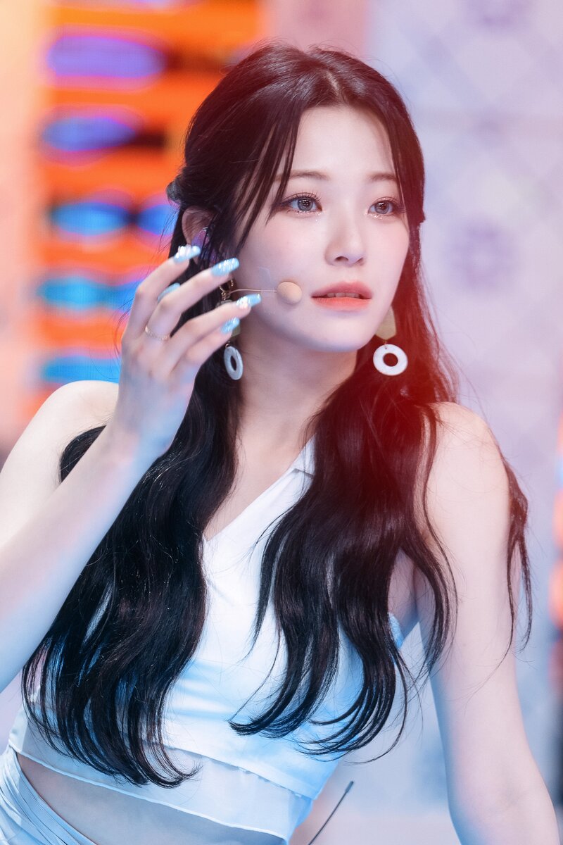 220703 fromis_9 Jiheon - 'Stay This Way' at Inkigayo documents 28