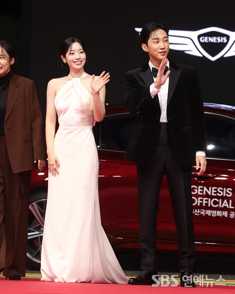 241002 TWICE Dahyun and Jinyoung - 29th Busan International Film Festival documents 1