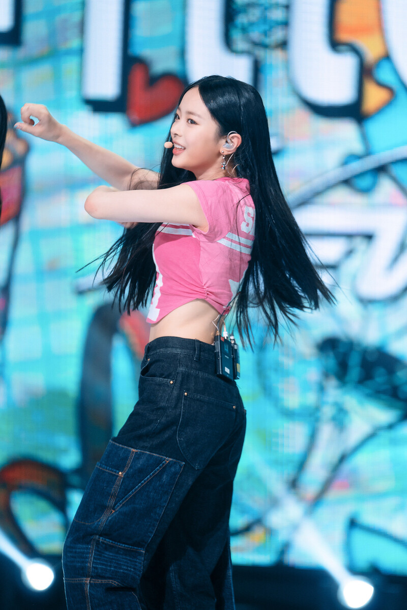 220807 NewJeans Hanni 'Attention' at Inkigayo documents 23