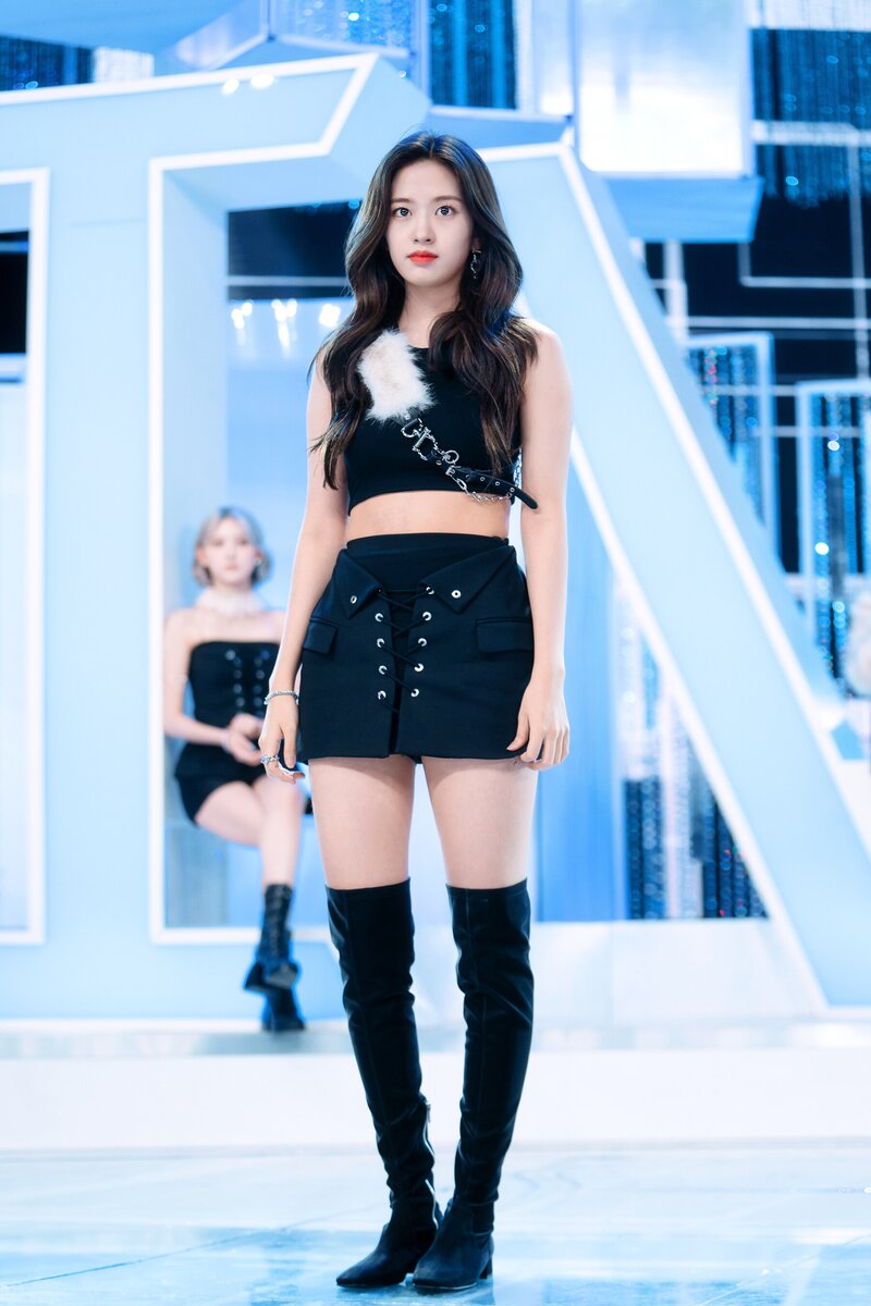 220828 IVE Yujin - 'After Like' at Inkigayo documents 2
