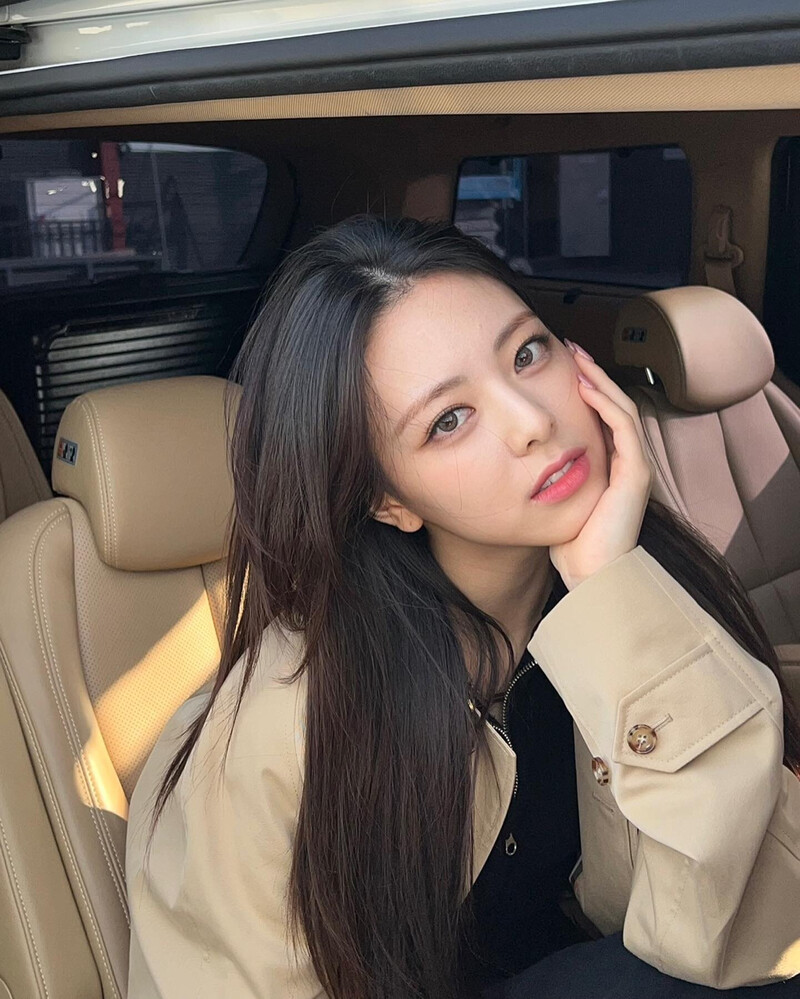 220312 ITZY Instagram Update - Yuna documents 6