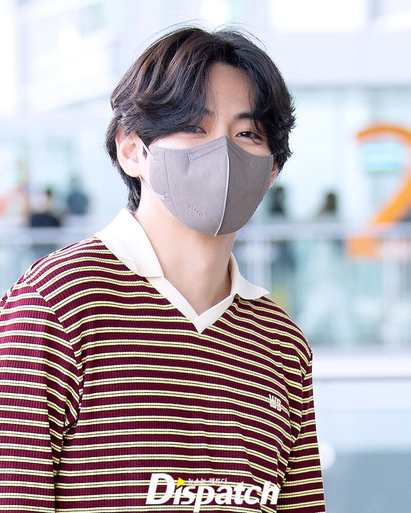 220824 BTS V at Incheon International Airport documents 2