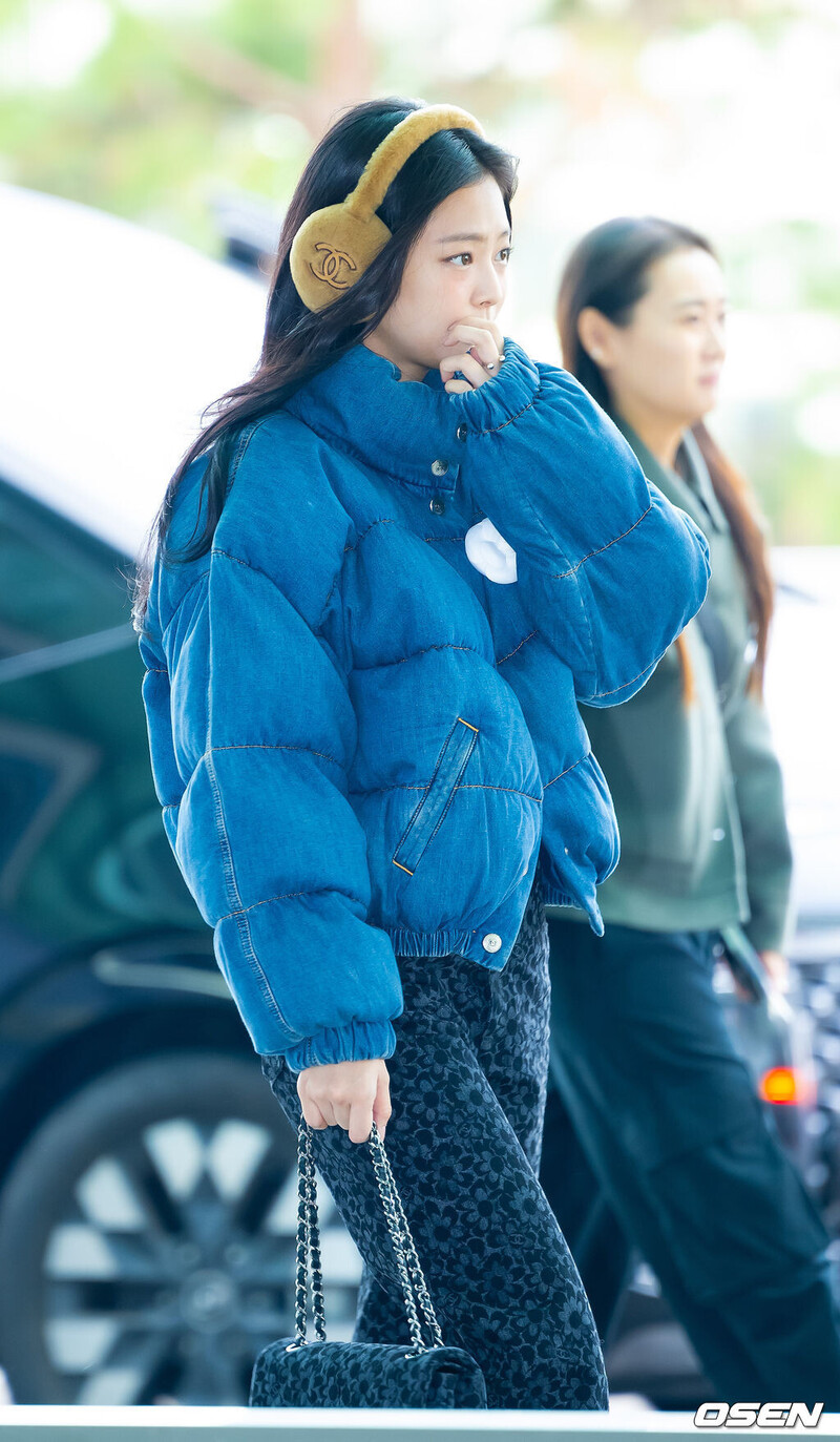 241110 JENNIE at Incheon Airport documents 13