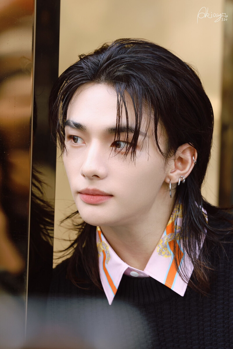 241118 HYUNJIN at Versace in Ginza documents 1