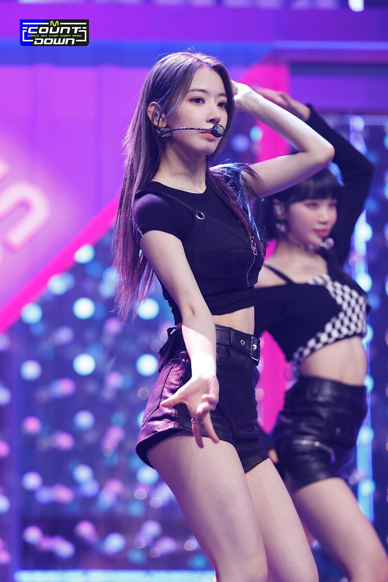 220505 LE SSERAFIM's Sakura - 'Fearless' and 'Bue Flame' at M Countdown documents 4