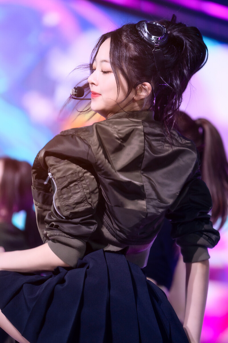 220508 LE SSERAFIM Eunchae - 'Blue Flame' at Inkigayo documents 8