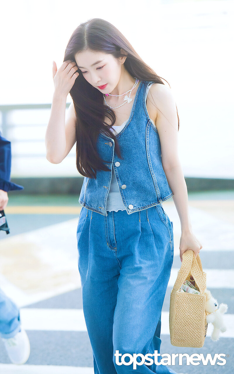 230523 RED VELVET Irene at Incheon International Airport documents 3