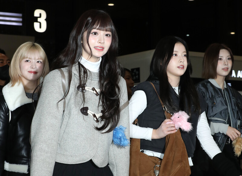 231208 NMIXX at Gimpo International Airport documents 1