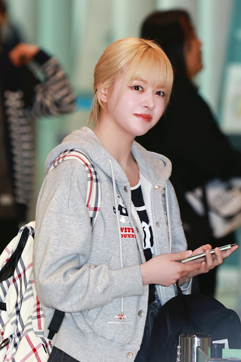 240517 NMIXX Lily at Incheon International Airport documents 2