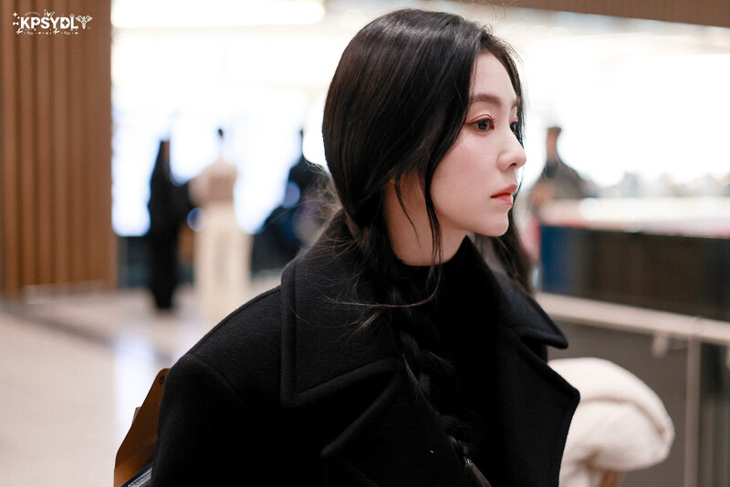 250106 Red Velvet Irene at Inceon Airport documents 14