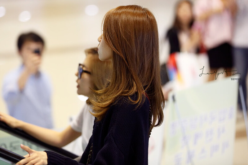 131005 Girls' Generation YoonA at Gimpo Airport documents 5