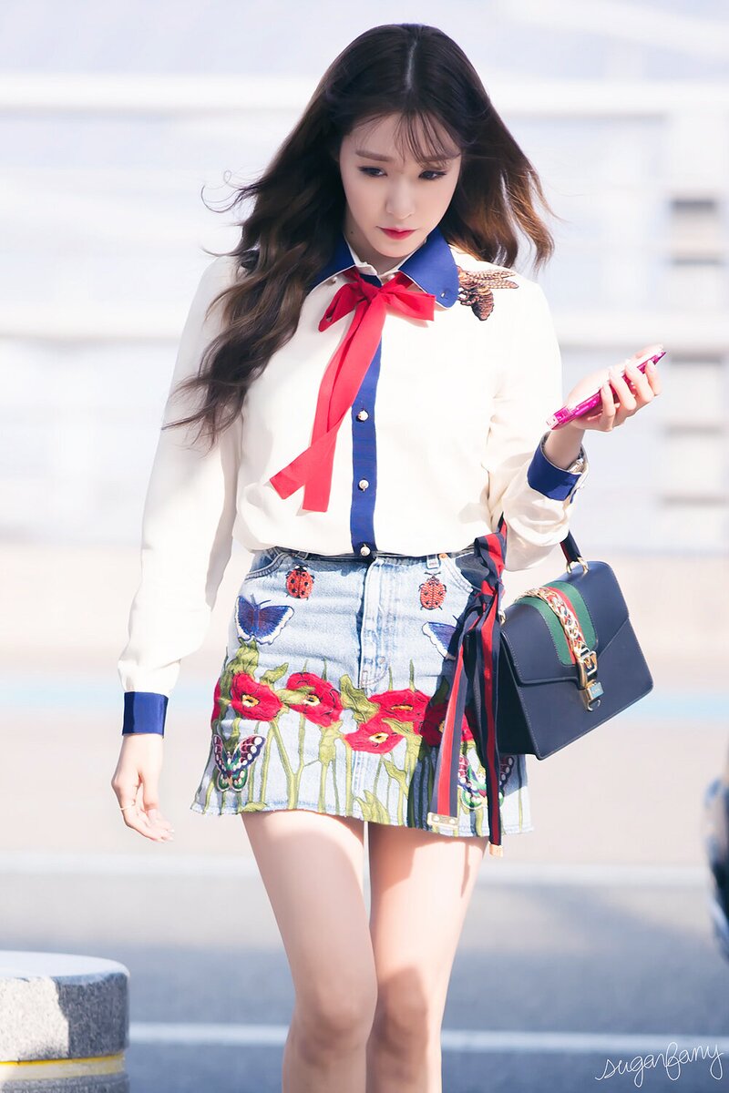160415 Girls' Generation Tiffany at Incheon Airport documents 3
