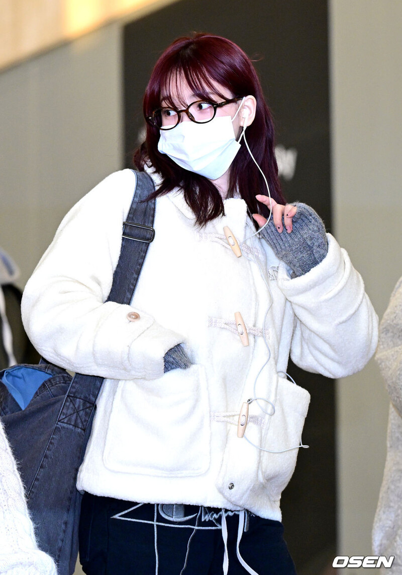 241203 aespa Karina at Gimpo international airport documents 2