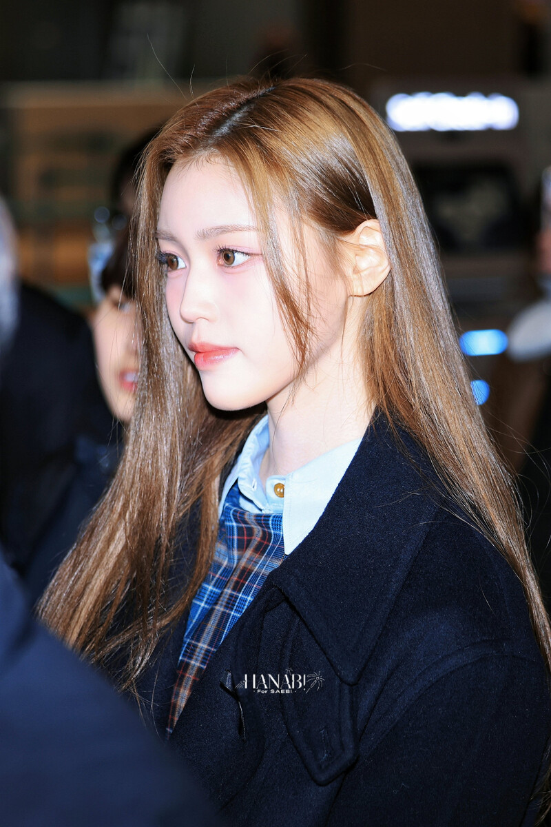 250102 Izna Jeong Saebi at Incheon International Airport documents 9