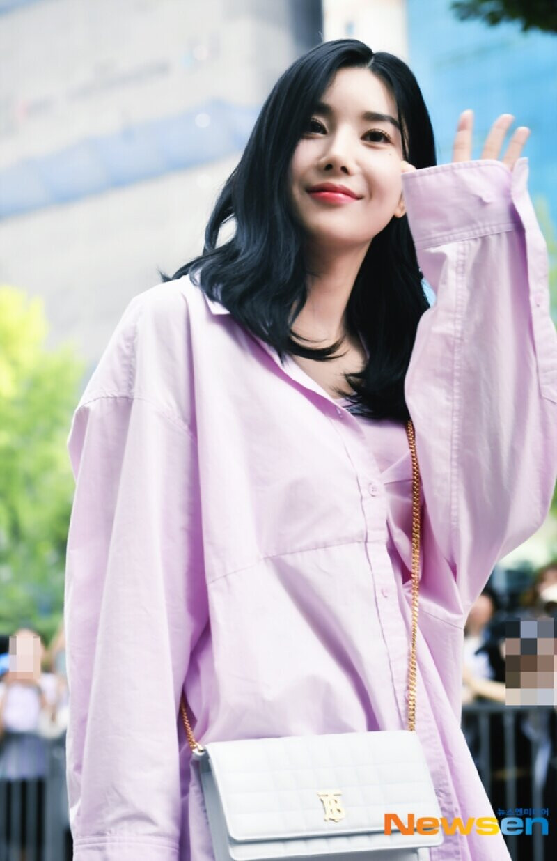 230804 Eunbi at KBS Building for Music Bank Rehearsals documents 1