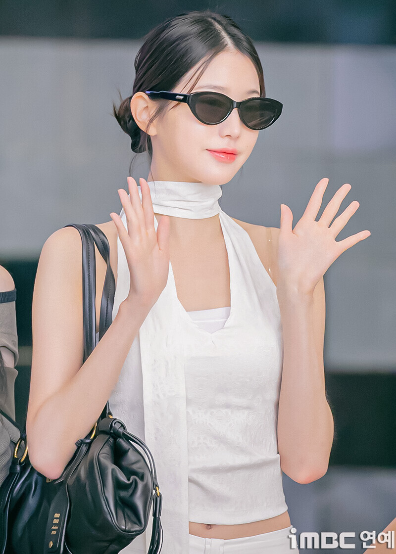 240816 IVE Wonyoung at Gimpo International Airport documents 5