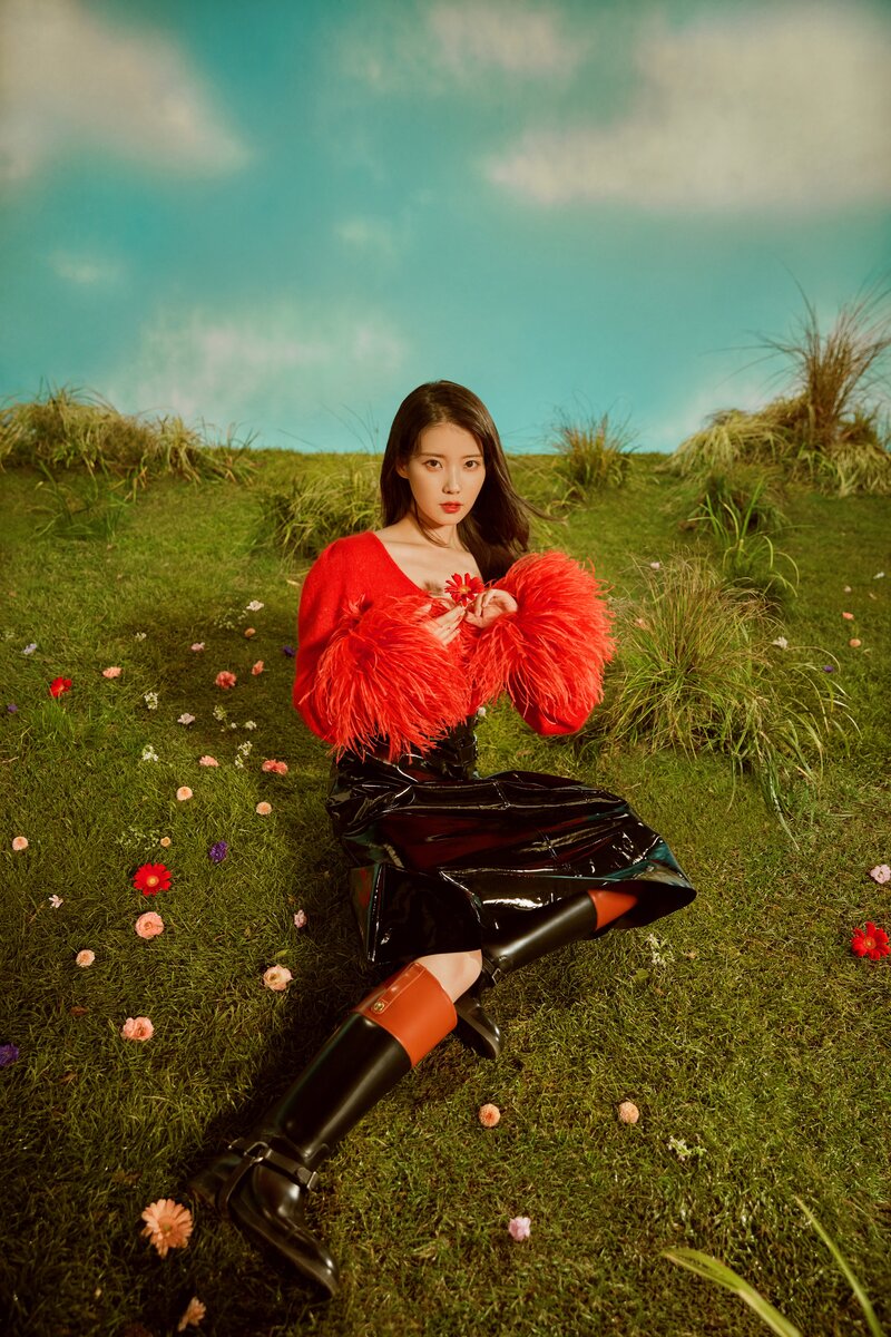 IU for Gucci 2021 Holiday Gift Ideas documents 7