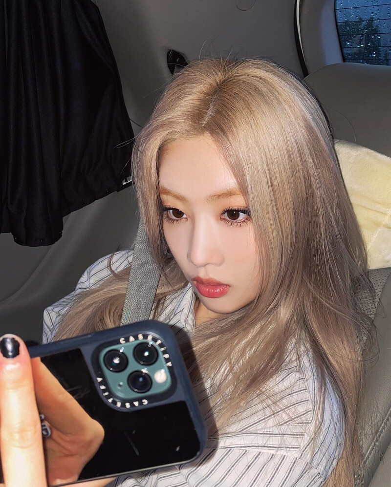 210912 LOONA Twitter Update - Kim Lip | kpopping