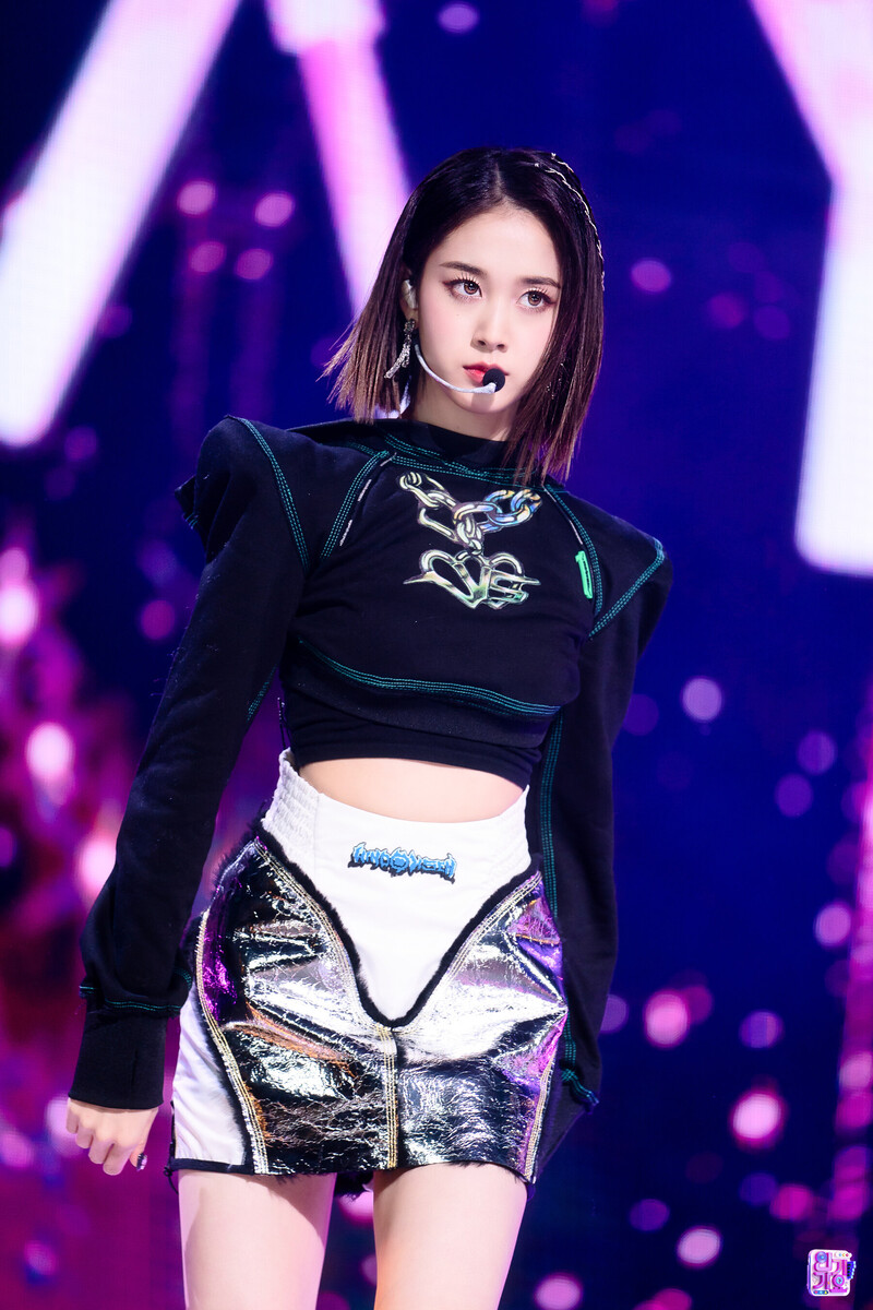 220306 STAYC J - 'RUN2U' at Inkigayo documents 7