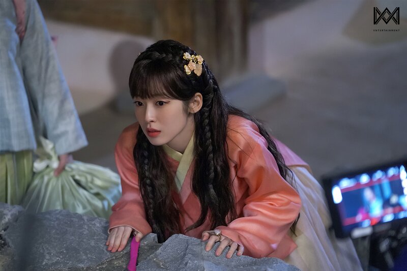 220907 WM Naver Post - OH MY GIRL Arin - 'Alchemy of Souls' Behind documents 16
