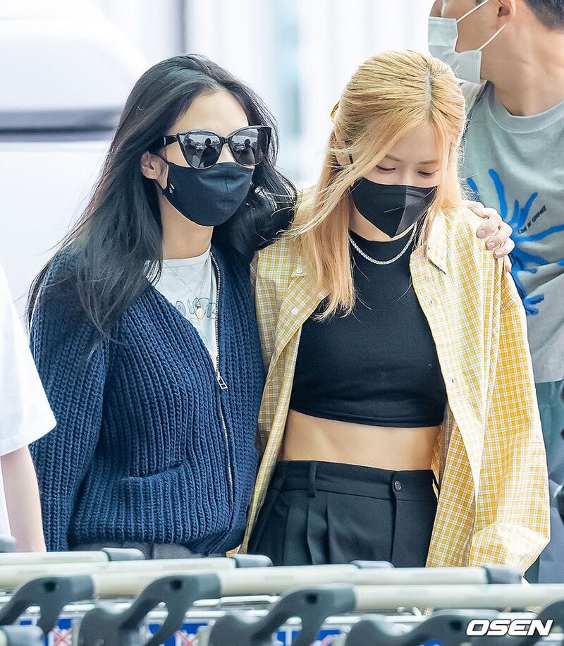 220916 BLACKPINK at the Incheon International Airport documents 17
