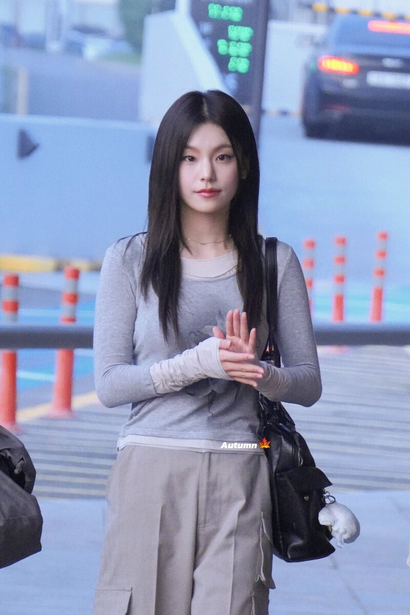 240908 - YEJI at Gimpo International Airport documents 11