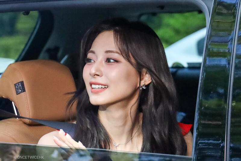 240914 TWICE Tzuyu - 'Run Away' Fansign & Commute documents 5