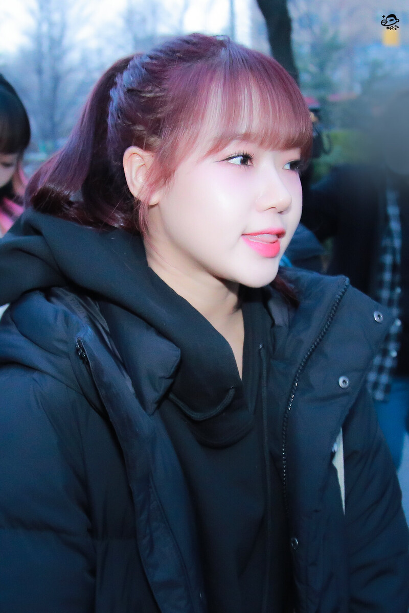 200221 Weki Meki Yoojung at Music Bank documents 1