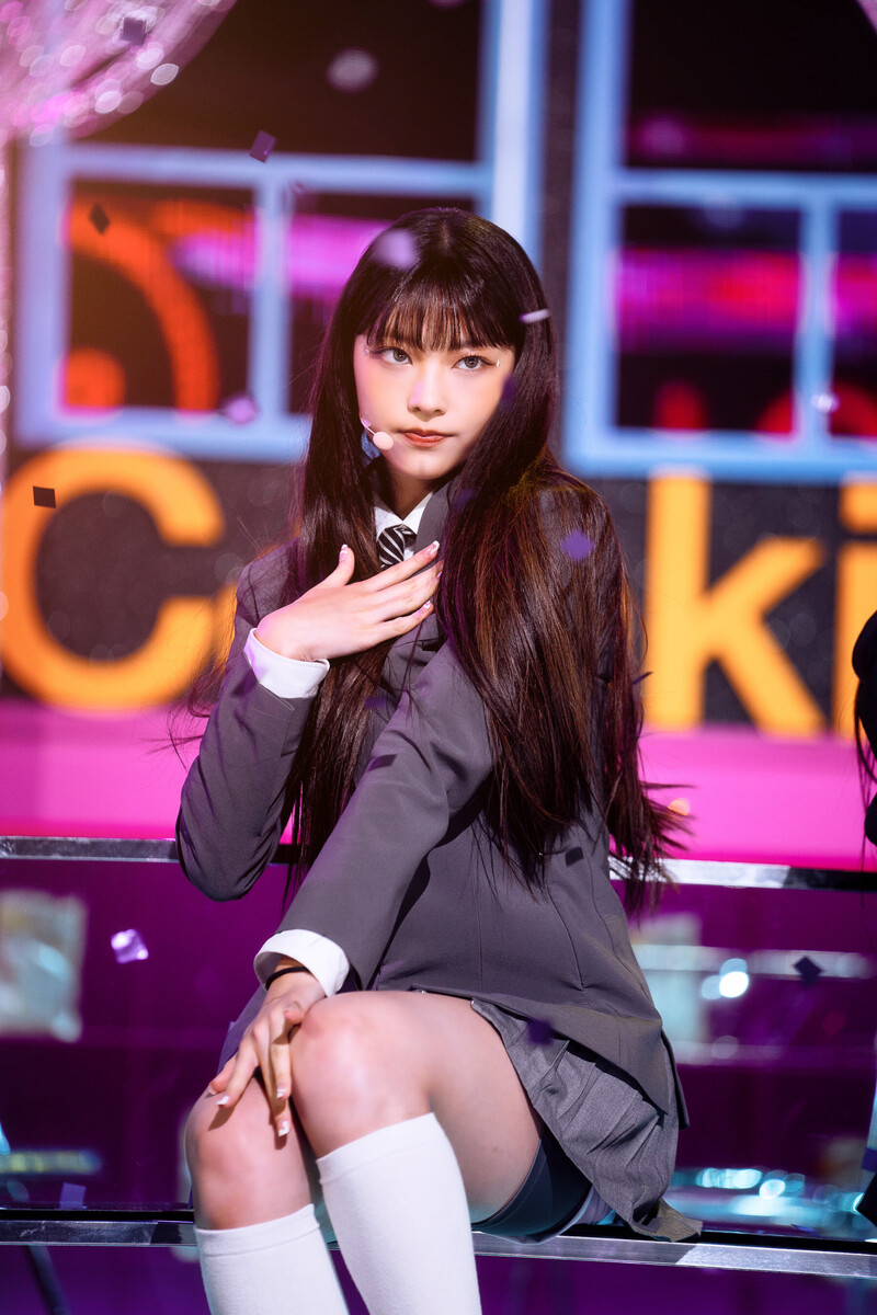 220807 NewJeans Haerin 'Cookie' at Inkigayo documents 18