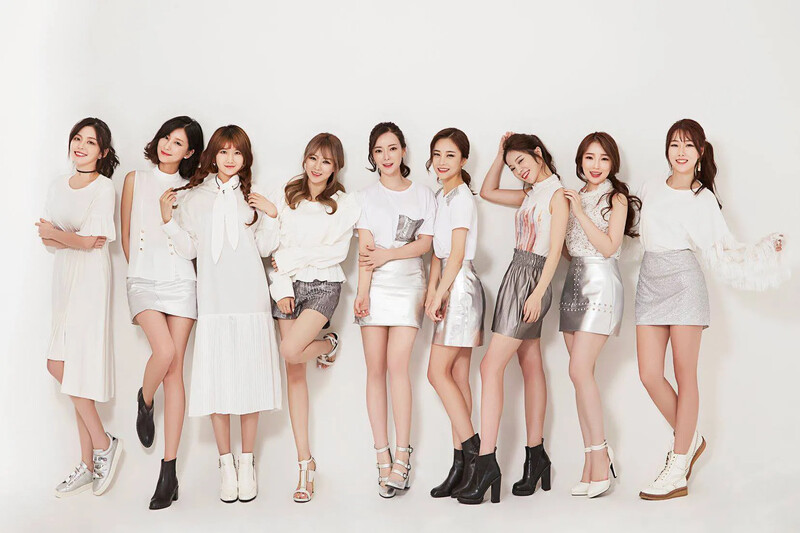 We_Girls_Pre-Debut_Profile_group_photo_(4).png