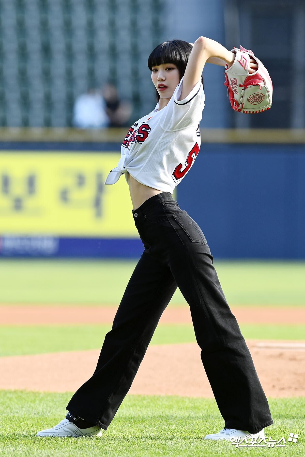 220507 LE SSERAFIM's Chaewon at 2022 KBO League: KT Wiz vs Doosan Bears