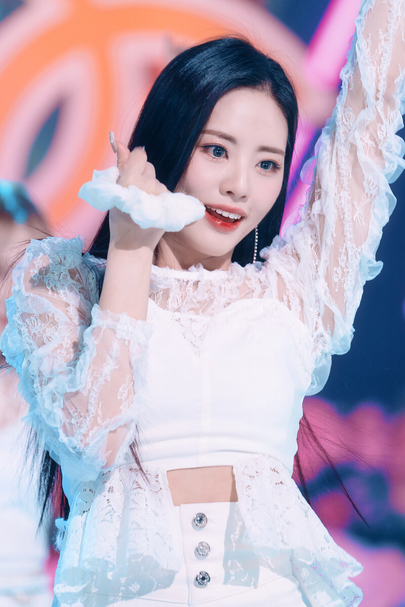 220123 fromis_9 Jiwon - 'DM' at Inkigayo documents 8