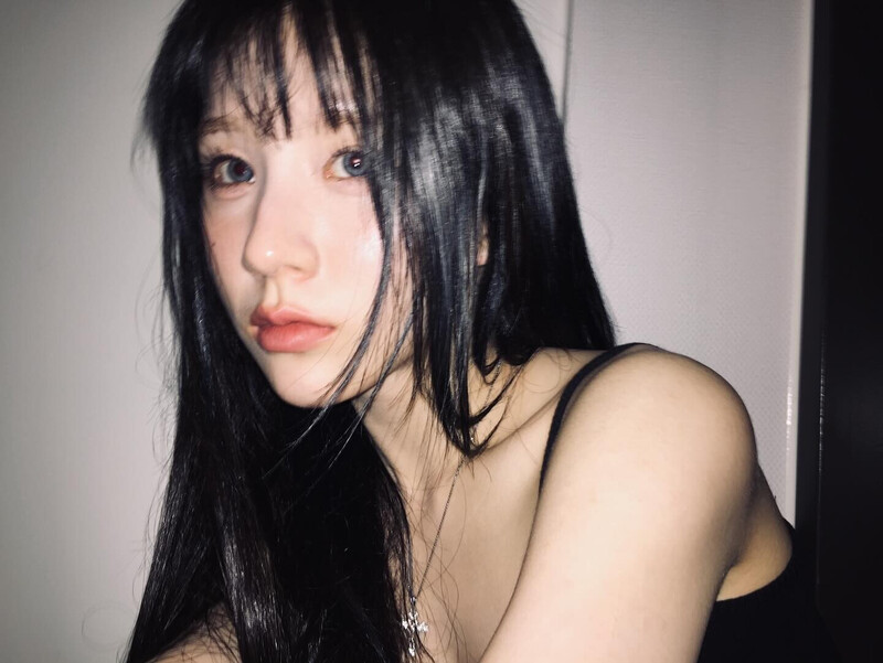 241008 ARTMS Heejin Instagram Update documents 7