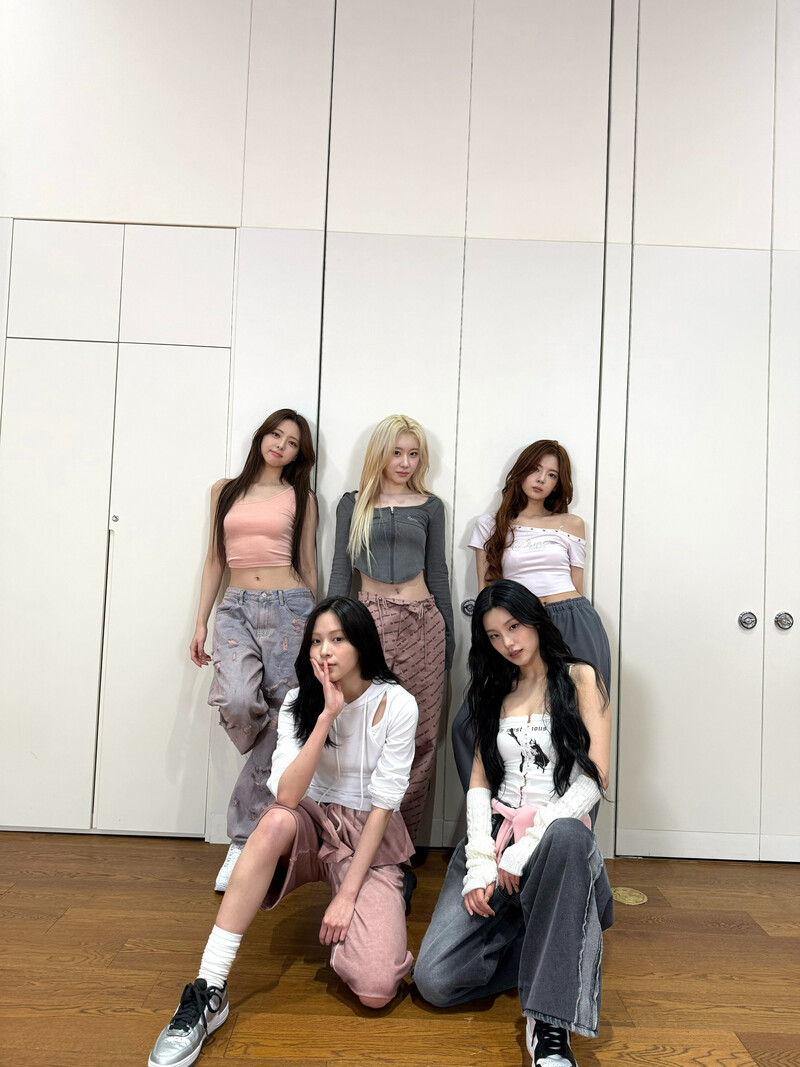 241015 - ITZY Twitter Update - 'GOLD' Dance Practice documents 2