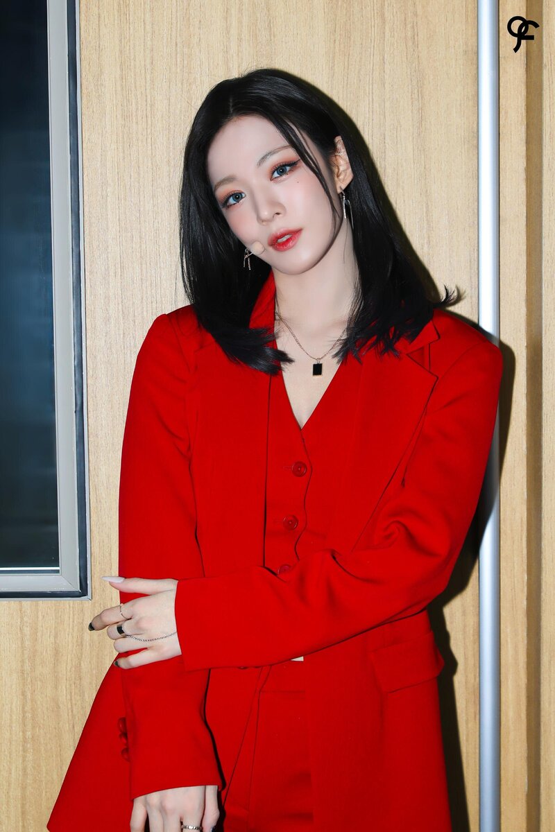 220227 fromis_9 Weverse - 'Midnight Guest' Behind Sketch 3 : Escape Room documents 28
