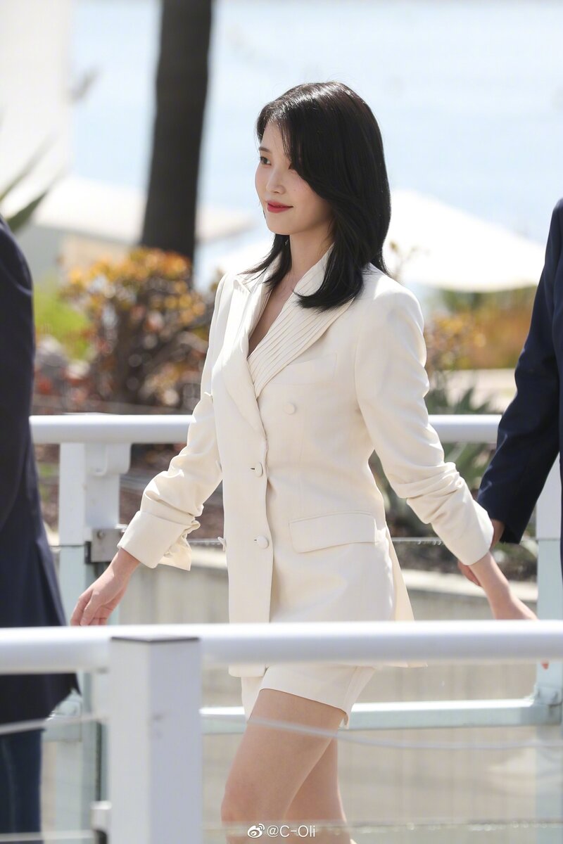 220527 IU - 'THE BROKER' Photocall Event at 75th CANNES Film Festival documents 7