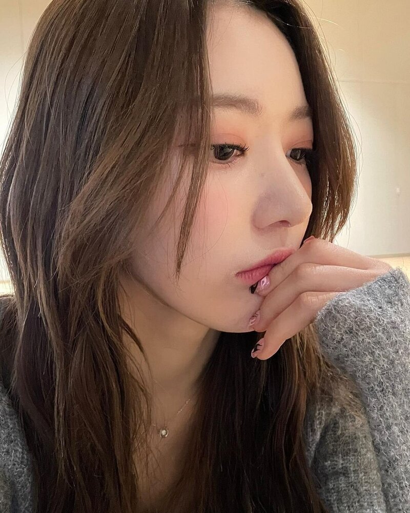 221029 LE SSERAFIM Sakura Instagram Update documents 3