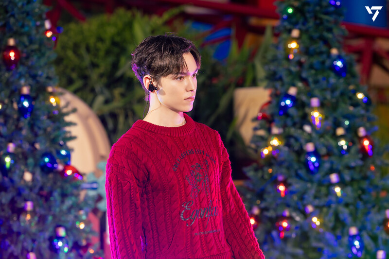 250107 SEVENTEEN - ‘2024 Disney Holiday performance’ Photo Sketch documents 10