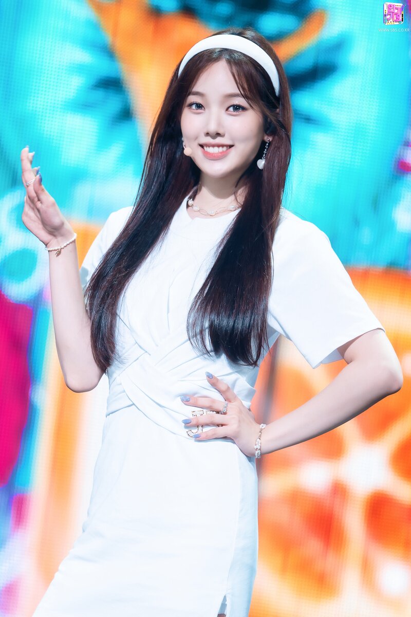 210829 Weeekly - 'Holiday Party' at Inkigayo documents 25