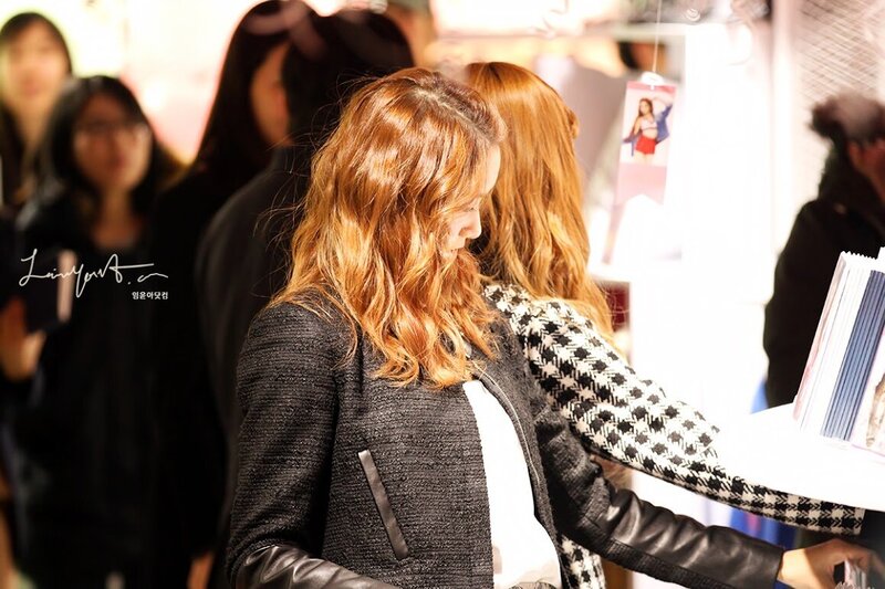 130102 Girls' Generation YoonA at SM Pop-up store documents 5