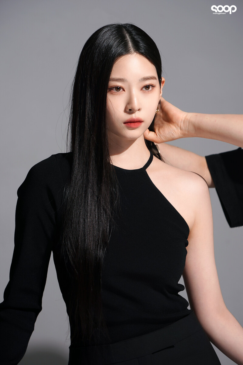 230504 SOOP Naver Post - Kim Minju - Tom Ford Photoshoot Behind | kpopping