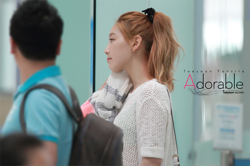 130621 Girls' Generation Taeyeon at Incheon Airport documents 4