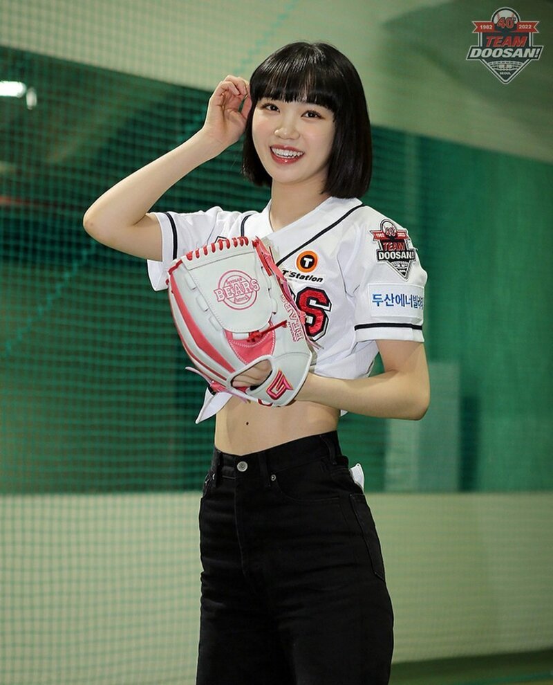 220507 LE SSERAFIM's Chaewon at 2022 KBO League: KT Wiz vs Doosan Bears documents 4