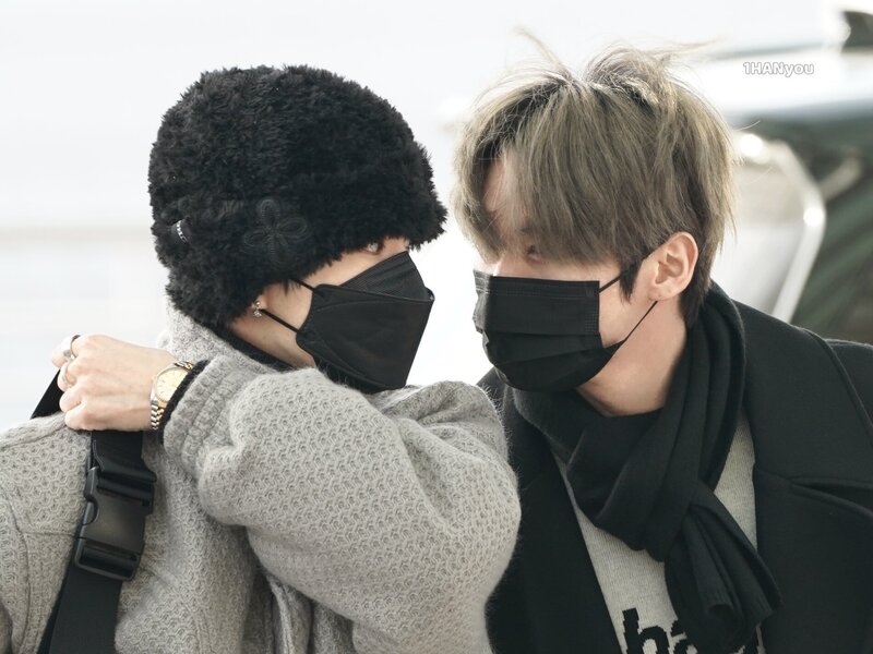 221128 Lee Know & Han at Incheon International Airport documents 3
