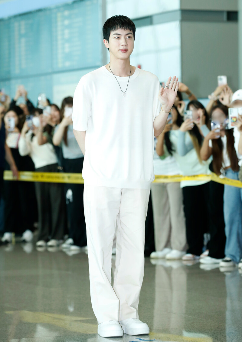 240711 BTS Jin at Incheon International Airport documents 2