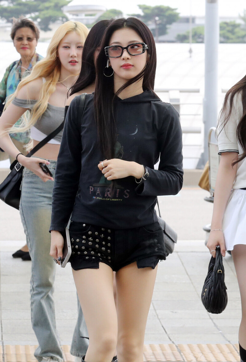 240719 BABYMONSTER Ruka at Incheon International Airport documents 3