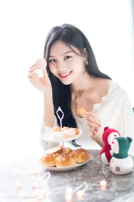 GFRIEND Umji "Dispatch Maknae Christmas" photoshoot by Naver x Dispatch