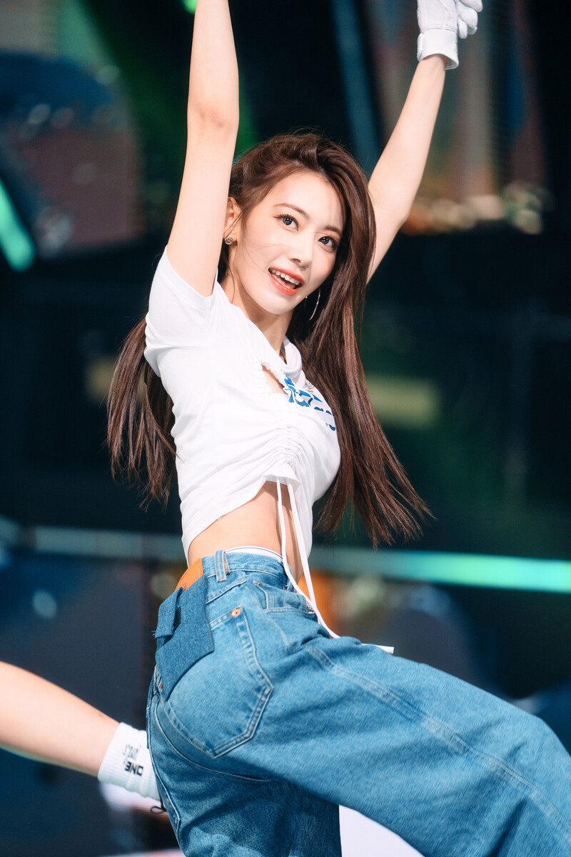 221023 LE SSERAFIM Sakura - 'ANTIFRAGILE' at Inkigayo documents 20