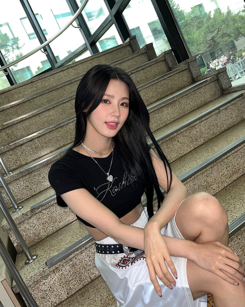 230529 - (G)I-DLE Miyeon Instagram Update documents 4